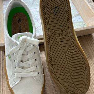 Cariuma White Canvas Sneakers with Gum Sole Size 8